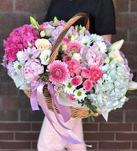 Композиция солнечный день в Кирсанове Цветочная композиция из Розы, Хризантемы, Пионы и Лизиантусы в корзине в Кирсанове
