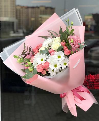 Букет цветов из: Розы, Лизиантусы и Хризантемы в Кирсанове